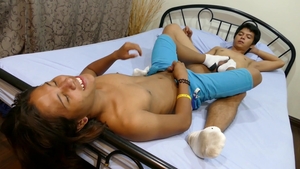 Twinky Feet: Asian George footjob