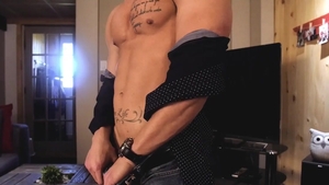 Maskurbate: Muscle Zack Lemec finds irresistible hard fucking