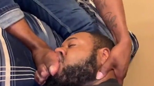 Arab receives Feet Worshiped