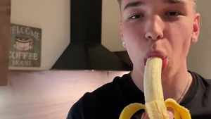 East Boys: Fucking accompanied by cute gay Justin